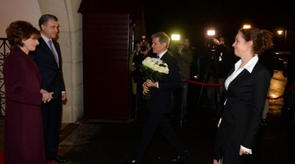 casa regala dineu pentru dacian ciolos si sotia sa