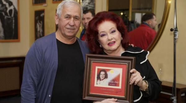 stela popescu i i sarbatoreste ziua de na tere pe scena