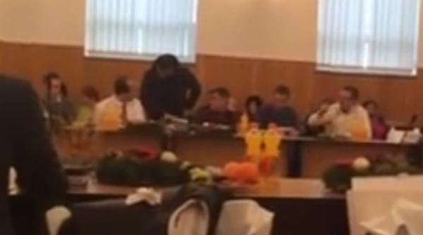 consilier local   in stare de ebrietate la sedinta   video