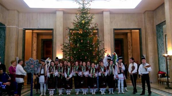 dacian ciolo a cantat la palatul victoria alaturi de colindatori video