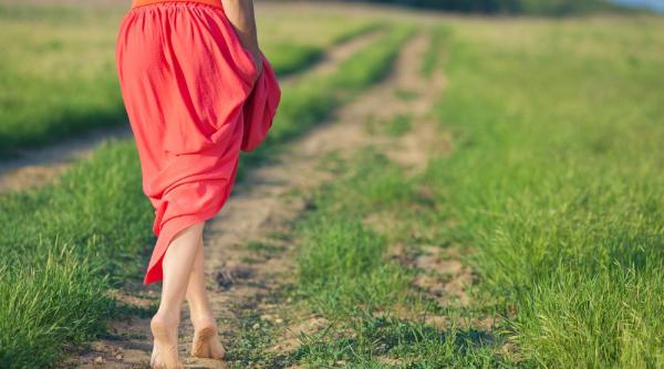 ce beneficii pentru sanatate are mersul in picioarele goale