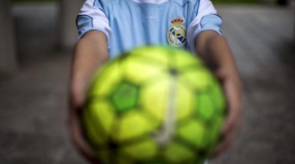 drama un orfan roman din spania fifa ii interzice sa i urmeze visul