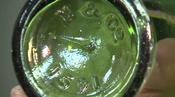 anun uimitor despre con inutul unei sticle de bere veche de 120 de ani