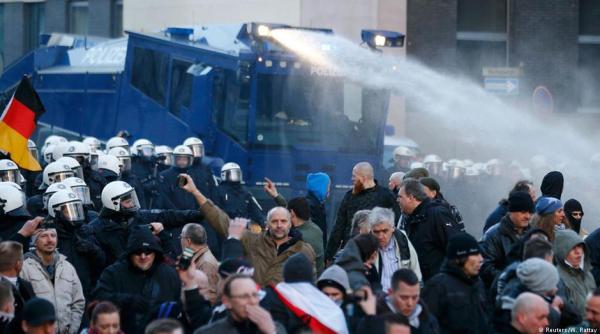 violen e la koln protestatarii s au ciocnit cu poli i tii