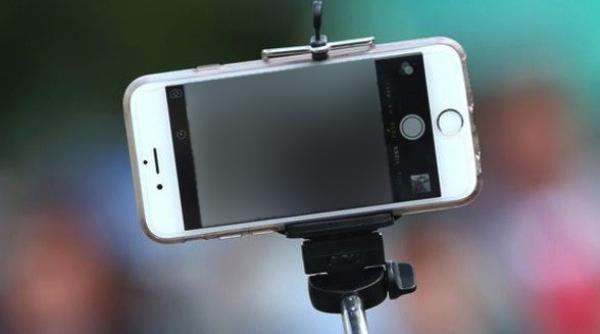 fostul iubit al madonnei selfie in avion ce risca pentru tupeu