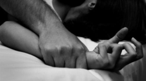 un barbat din neam acuzat ca i a violat fiicele minore in mod repetat