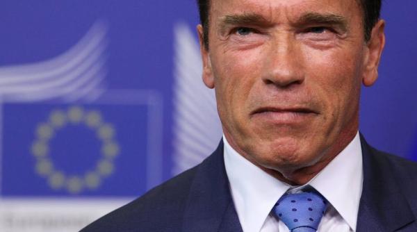 arnold schwarzenegger intr un sac de dormit langa statuia sa din ohio