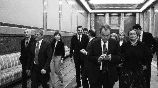 razboi cu actorii declan at de ordonan a lui ciolo tehnocra ii repeta gre elile lui boc