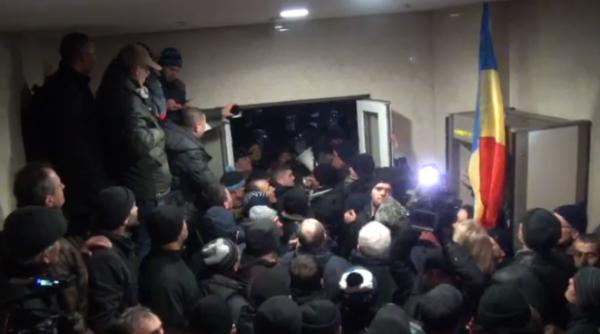 ministru agresat de protestatari mi au ars ca iva pumni in spate