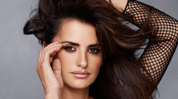 penelope cruz de nerecunoscut in rolul vie ii ei cheala i in sanii goi