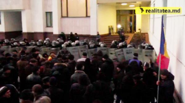 proteste violente la parlament mii de protestatari agresiuni i imbranceli foto