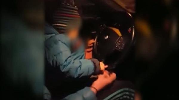 copil de 3 ani obligat de tata sa conduca masina in trafic