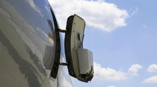 panica in aer un roman a vrut sa se arunce din avion