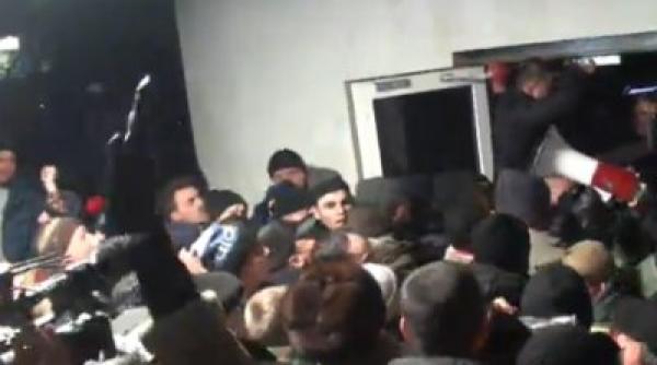 proteste la chi inau se cer alegeri anticipate