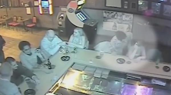 incredibil petrecea alaturi de so ie la un bar i se intampla asta