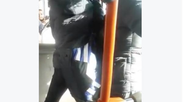 barbarie in ratb un nou caz ocant controlorii bruscheaza un tanar video