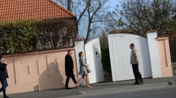 cuplu ridicat de poli ie pentru ca a pozat casa lui klaus iohannis inregistrarea interogatoriului