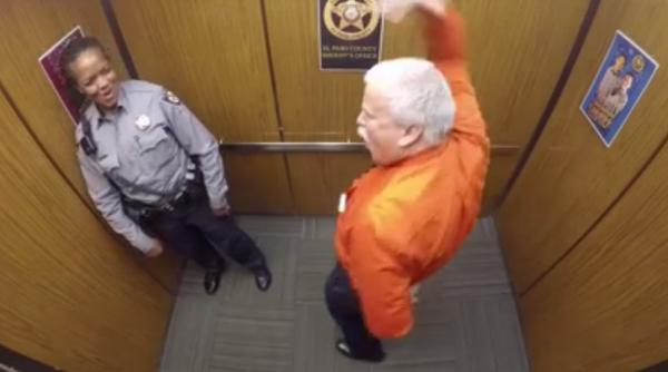 dansul uluitor al unui ajutor de erif in lift viral pe internet video