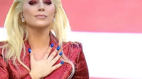 lady gaga i a lasat pe americani mu i de uimire cum a cantat imnul na ional