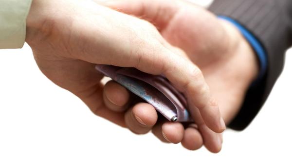 senatoare urmarita penal pentru complicitate la luare de mita