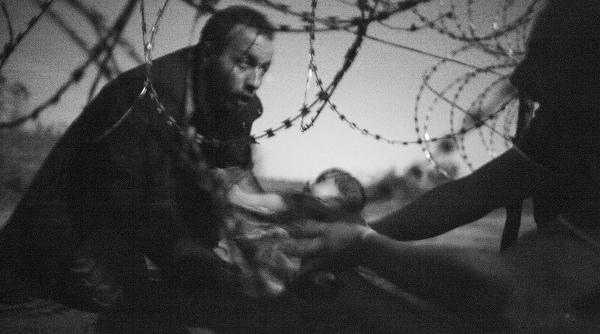 world press photo 2015 o imagine alb negru cu refugiati desemnata ca tigatoare