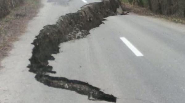 crater imens in mijlocul unui drum localnicii trebuie sa parcurga 30 de kilometri pentru a l ocoli