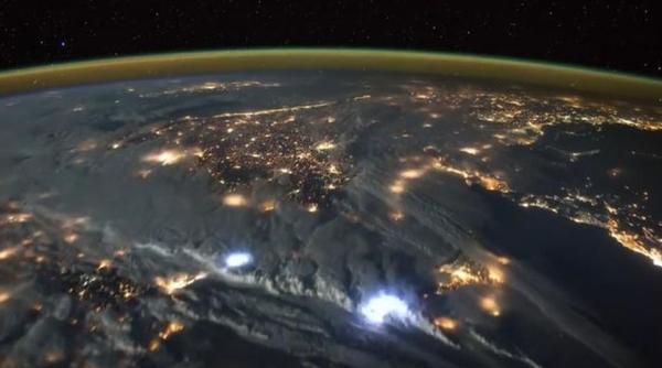 cum se vede din spatiu o furtuna cu fulgere video