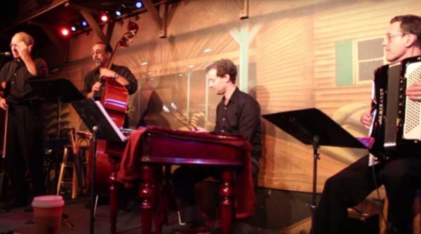 patru americani membri ai tarafului usturoi fac senza ie peste ocean