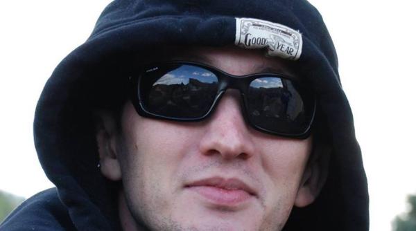 zoso celebru hater din online se face de ras aruncand cu noroi in antena 3