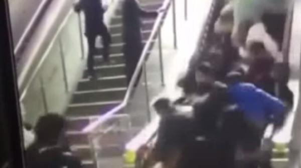 clipe de panica dupa ce o scara rulanta si a schimbat directia in mers