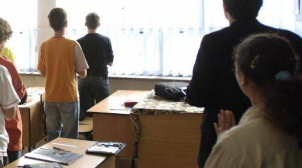 unui elev i s a facut rau dupa ce a vazut la ora de religie profesorul in stare de oc