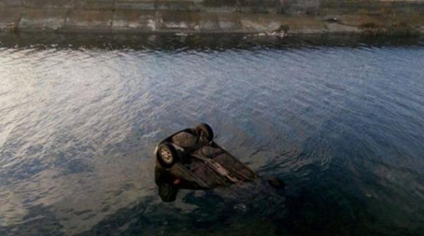 o tanara de 26 de ani a cazut cu ma ina in dambovi a a murit