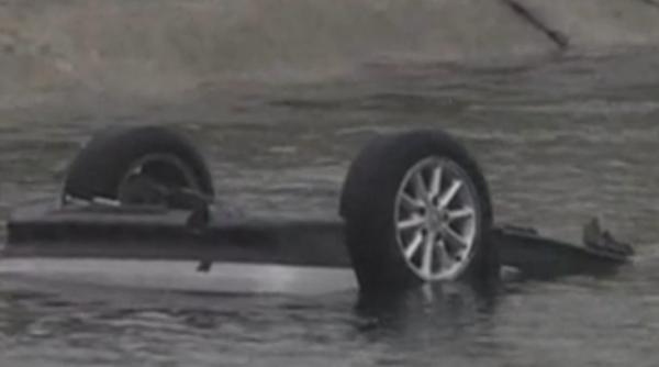 un mort si trei raniti dupa ce o masina s a rasturnat in dambovita