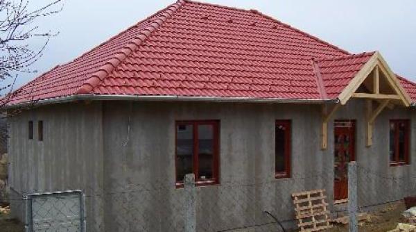 un barbat ameninta ca se arunca de pe o casa din bucure ti