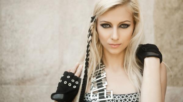 lora raspuns dur pentru o fana care a criticat o