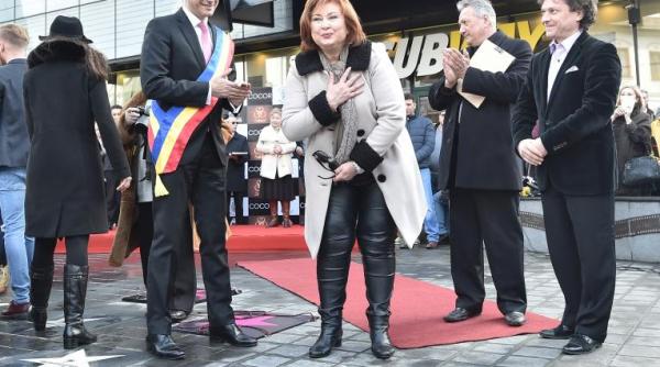 actritele florina cercel  adela marculescu si rodica popescu bitanescu au primit cate o stea pe aleea celebritatilor