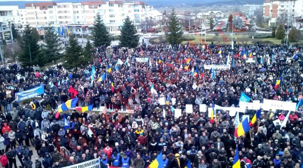 protest de amploare la mioveni mii de angaja i dacia in strada