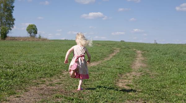 educatoare acuzata ca a lovit o fetita si apoi a dat o cu fond de ten