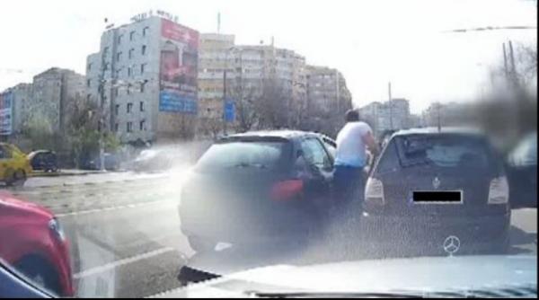 ofer batut in trafic de un alt conducator auto in plina zi video