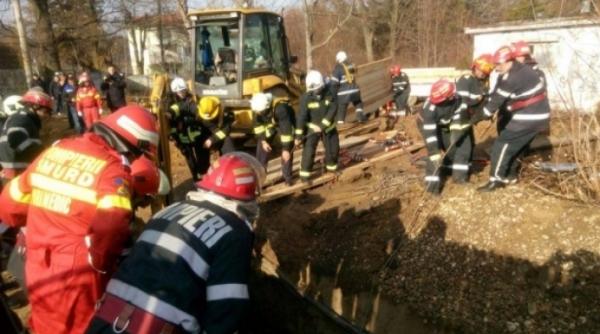 accident de munca oameni prinsi sub un mal de pamant