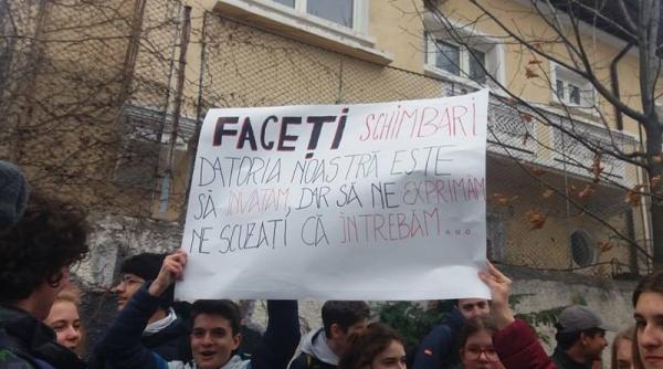protest la colegiul german goethe elevii s au strans in curte