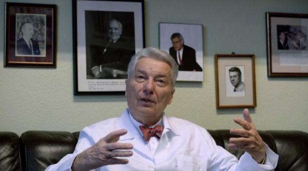 solidar cu tokes fostul sef al academiei ungare de stiinte returneaza steaua romaniei