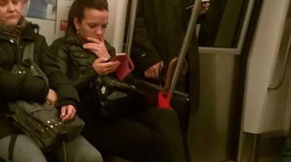 imaginea zilei ministrul care merge cu metroul foto