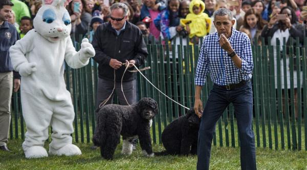barack si michelle obama au rostogolit ouale de paste la casa alba