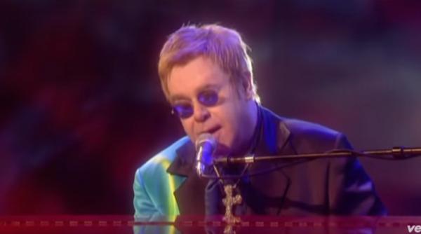 elton john implicat intr un mega scandal sexual cum se apara