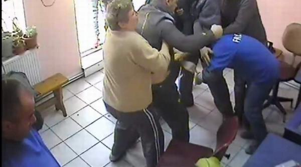 frizer snopit in bataie la locul de munca motivul halucinant