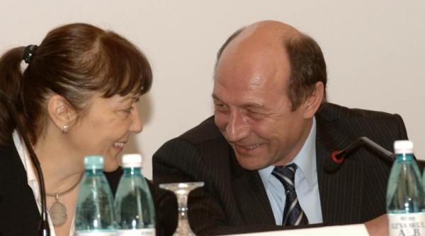 basescu o distruge pe macovei a face pe fetele mari e o mizerie