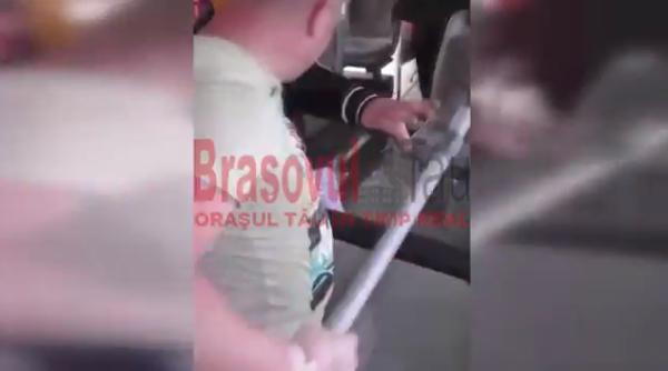 imagini de groaza intr un autobuz trei barba i au snopit in bataie un tanar video