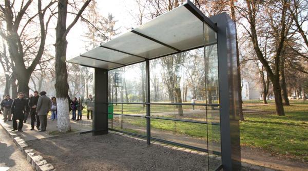 oameni omora i in sta ia de autobuz o ma ina i a izbit in plin