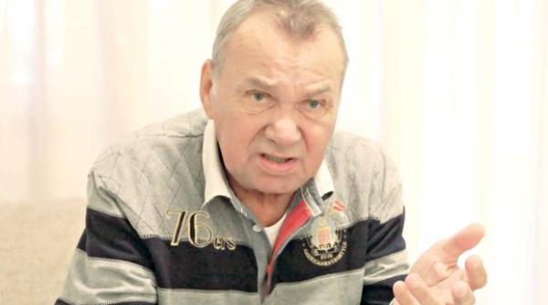 sicriul cu trupul neinsufletit al lui cornel patrichi depus la teatrul constantin tanase